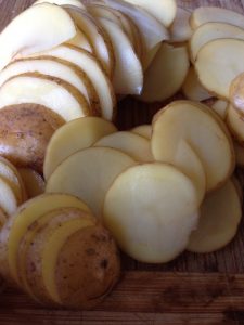 Kartoffeln mit Schale fein schneiden