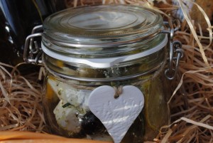 Oliven und Feta eingelegt in Kräutern und Olivenöl
