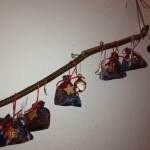 Adventskalender an einem Ast