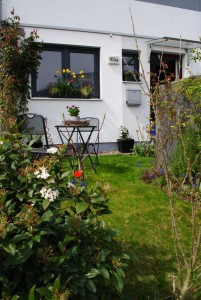 Garten von der Straße aus April 2015