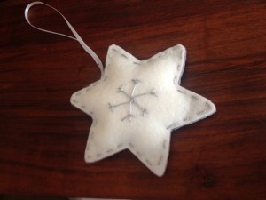 Stern aus weißem und grauen Filz