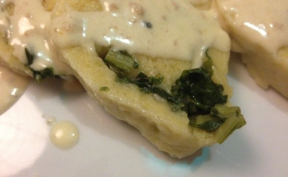Gefüllte Kartoffelrolle mit Mangold und Kräutersoße