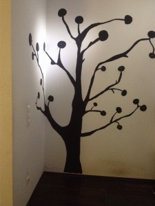 Gemalter Baum als Garderobe