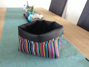 Utensilo aus Kunstleder und Baumwollstoff