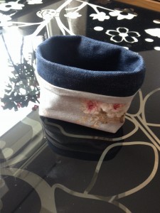 Untensilo aus altem Jeansstoff und Baumwollstoff