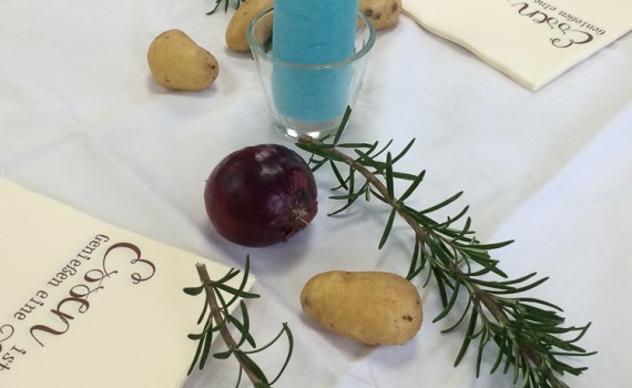 Tischdekoration zum Thema Kartoffel