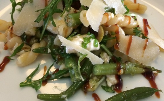 Mediterraner Nudelsalat