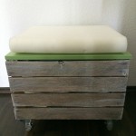 Brett mit Sitzkissen aus Schaumstoff