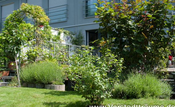 Ansicht vom Garten auf die Brücke
