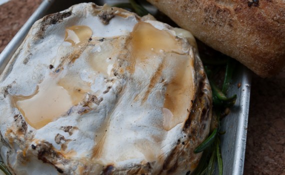 Camembert mit Honig vom Grill