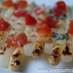 Spargel vom Grill mit Kräuterbutter und Tomaten