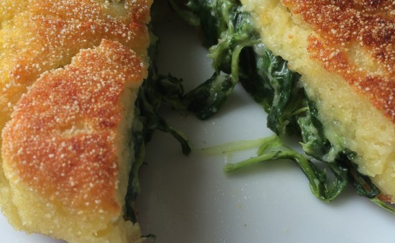 Gefüllte Kartoffelplätzchen aufgeschnitten