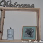 Ein Regal, drei Seite aus Holz und eine Seite aus einem Birkenstamm