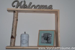 Ein Regal, drei Seite aus Holz und eine Seite aus einem Birkenstamm