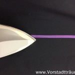 Schrägband in der Mitte falten und glatt bügeln