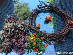 Herbstlicher Türkranz Material aus Hortensienblüten, Lampionfrüchten, Habebutten, Samenstände der Clematis