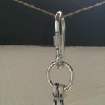 Babyschaukel Bild: Ring über beide Seile fädeln, Karabiner einharken, zum Testen aufhängen und mit Kabelbinder die Seile verbinden