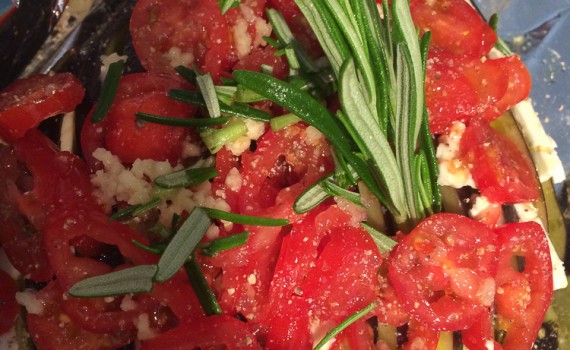 Auberginenfächer mit Tomatenhaube