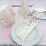 Gedeck mit Gastgeschenkt auf der linken Seite