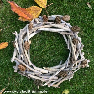 Kranz aus Treibholz mit Lärchenzapfen