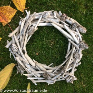 Kranz aus Treibholz mit Lärchenzapfen weiß