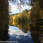 Traumhafte See getränkt in Herbstfarben