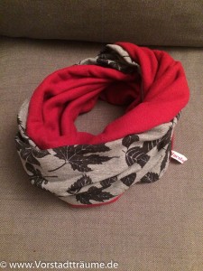 Loopschal Rot Grau mit Herbstblättern