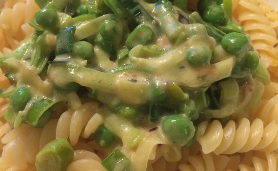 Nudeln mit Erbsen-Lauch Curry