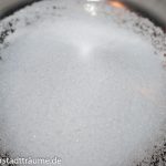 Zucker im Topf schmelzen lassen