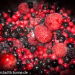 Tiefgekühlte Früchte dazu geben