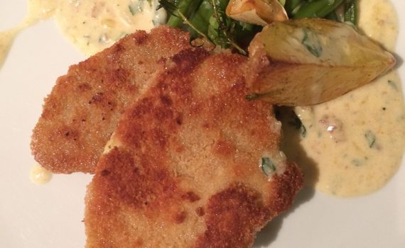 Paniertes Gemüse und panierte Schnitzel