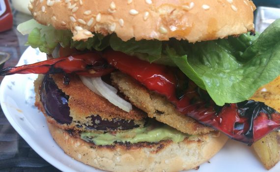 Veg. Burger mit paniertem und gegrilltem Gemüse