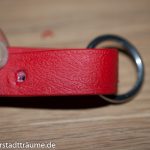 Loch für die erste Buchschraube stanzen