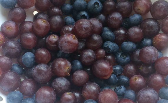 Rumtopf Trauben und Heidelbeeren