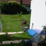 Sicht an der Seite vom Vorgarten in den Garten