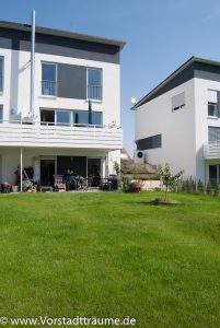 Sicht auf den ganzen Garten und das Haus