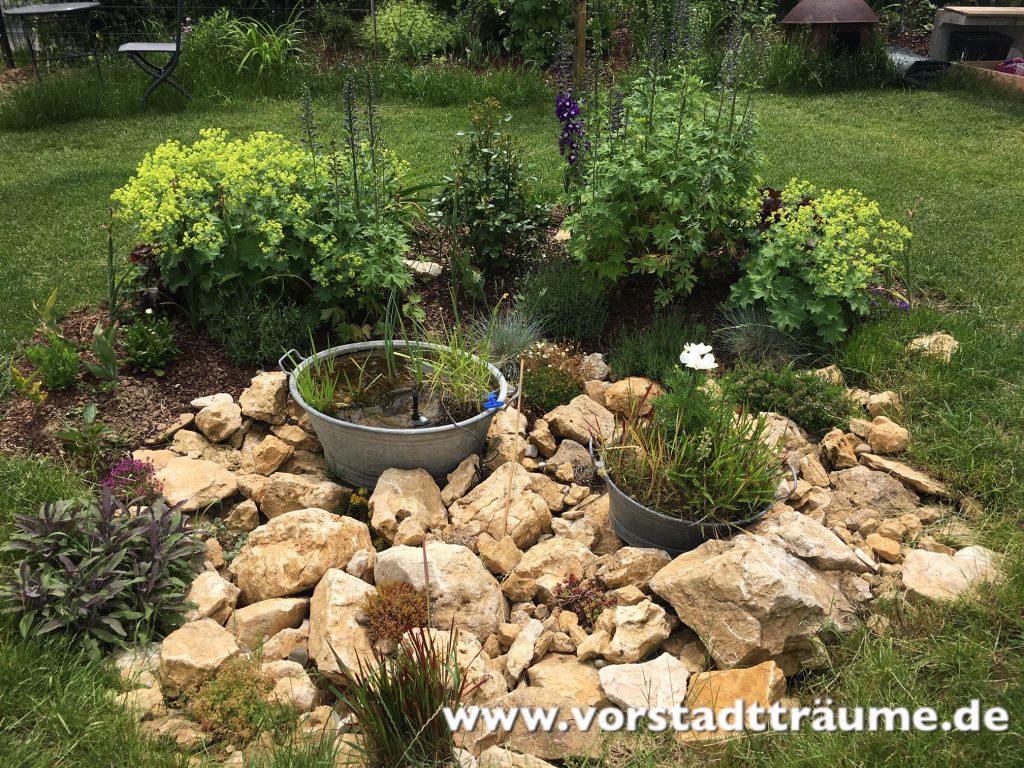 Unser Retensionsbecken mit Teich und Beet