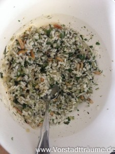 Die Vorbereitete Füllung aus Reis für die Weinblätter