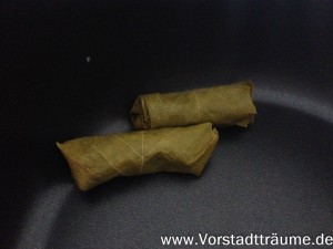 Die gefüllten Weinblätter in einen Topf legen