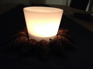 Teelicht mit Tannenzapfen