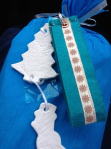 Krepppapier mit Fimoanhängern und Schlüsselband