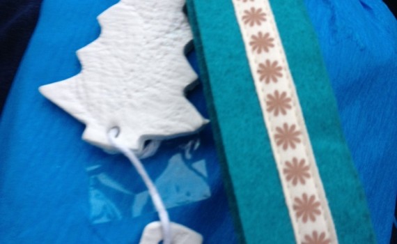 Krepppapier mit Fimoanhängern und Schlüsselband