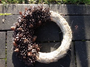 Tannenzapfen angeklebt