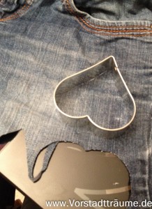 Herz mit Schablone aus dem Jeansstoff ausschneiden.