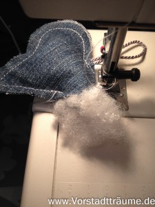 Jeansherz mit Füllwatte füllen