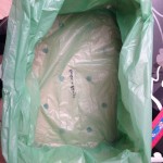 Die Tüte passt in die Kiste