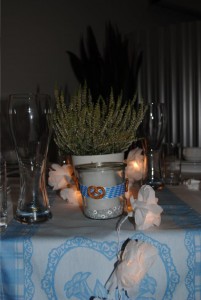 Oktoberfest Tischdekoration mit Frischen Blumen