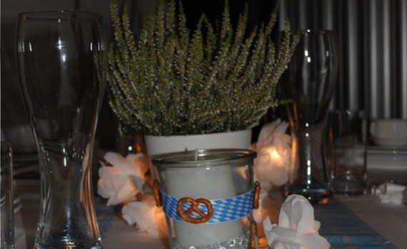 Oktoberfest Tischdekoration mit Frischen Blumen